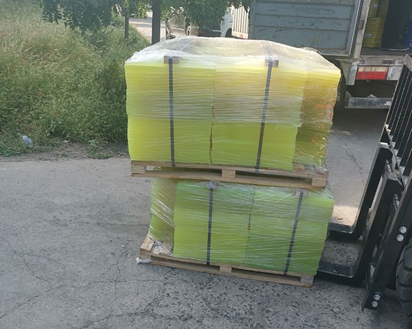 Procesamiento de placas de poliuretano antiestáticas.