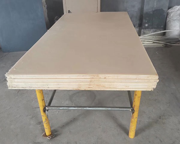 Hoja de nailon que contiene aceite